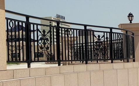 陽臺欄桿現(xiàn)在都流行用什么材料？